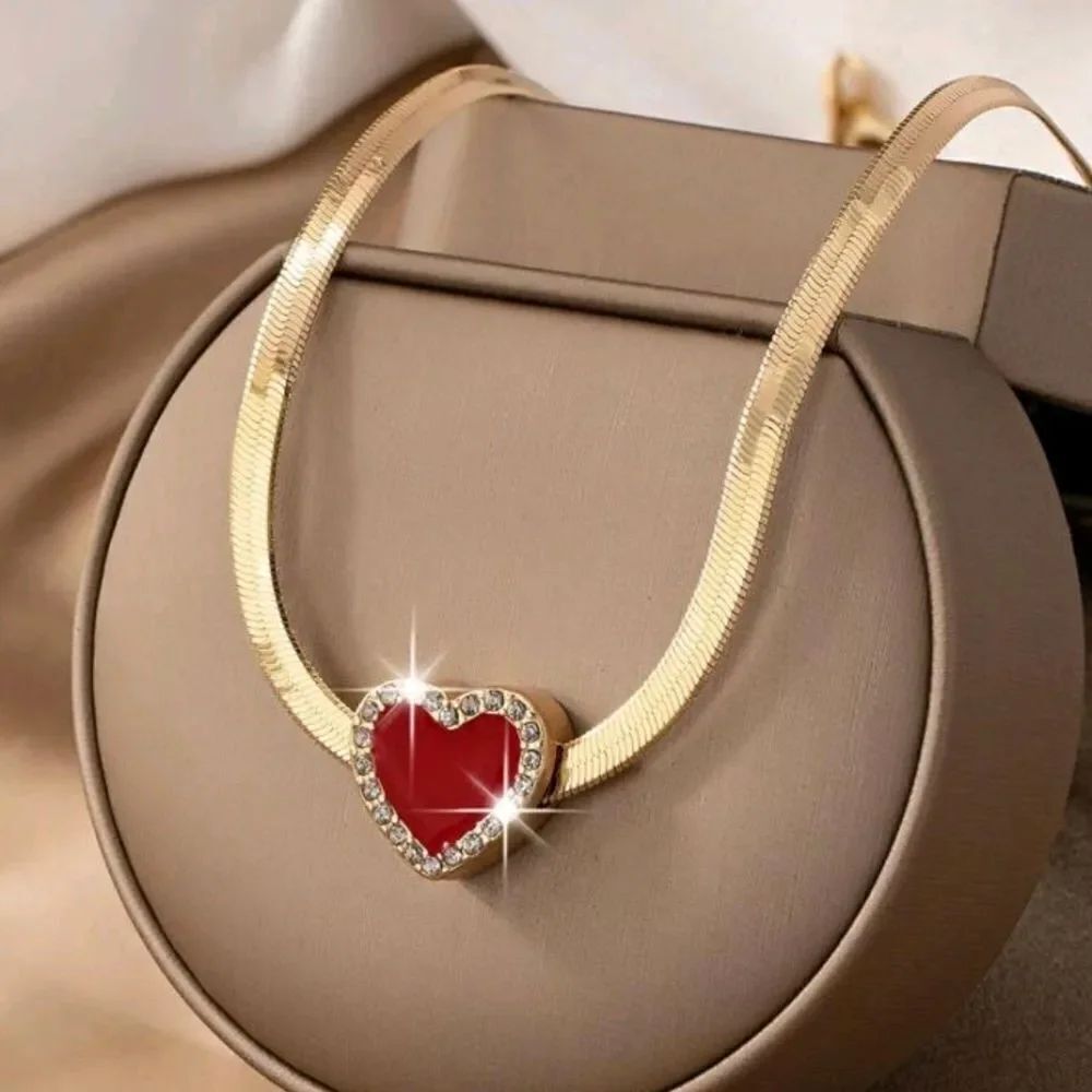 A Snakeskin Chain Heart Set With Rhinestones Oil Drop Pendant